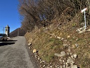 11 Lasciata l'auto sugli slarghi della strada,  imbocco a dx il sent. 595